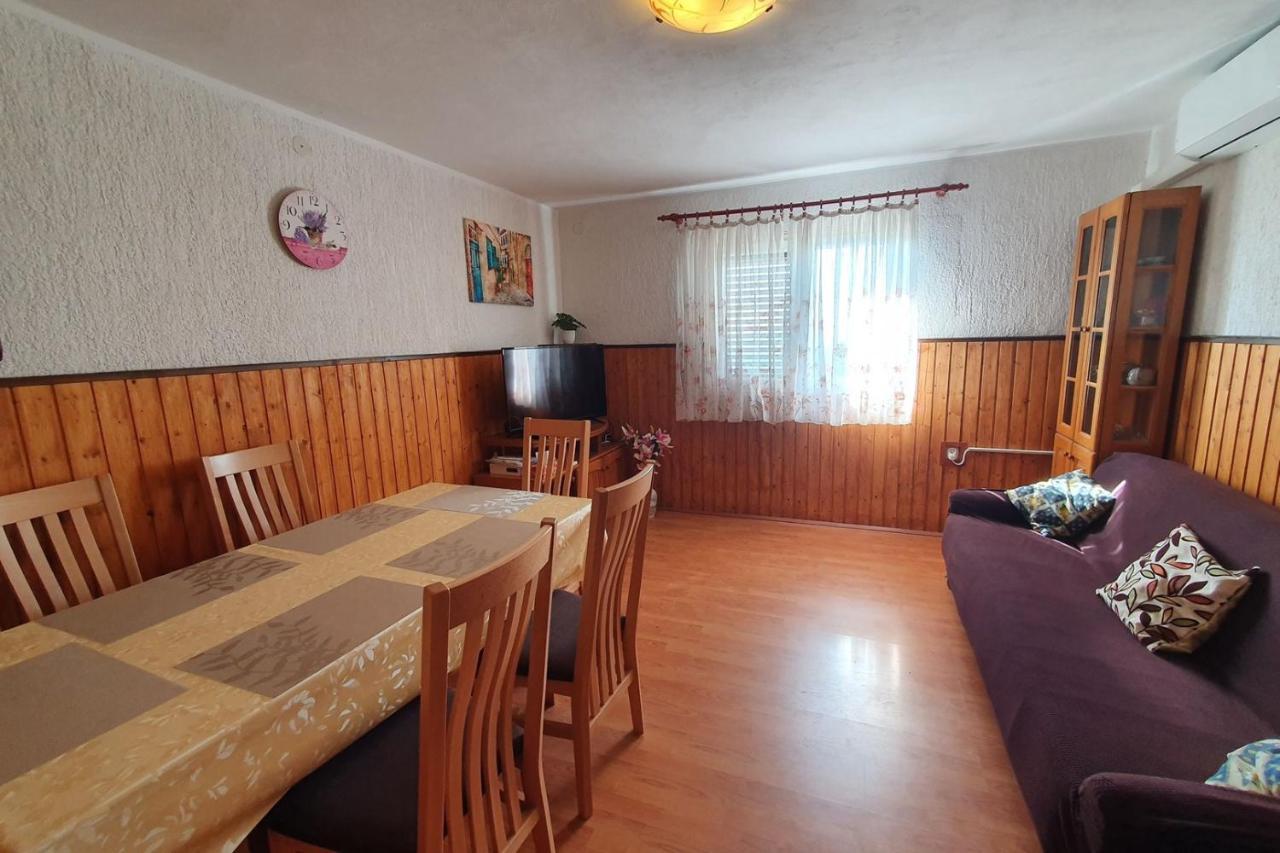 Apartment Mirella For 6 Persons Located In Central Istria Gradinje Exterior foto